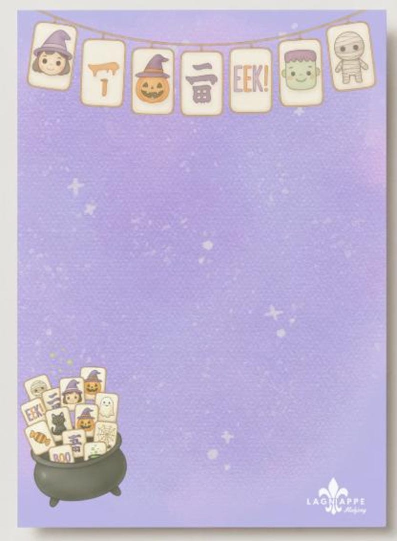 Puede incluir: Una hoja de papel de carta de color morado claro con una guirnalda superior de fichas de mahjong con tem&aacute;tica de Halloween que muestran una bruja, calabaza, el texto EEK!, Frankenstein y una momia. Un caldero negro lleno de fichas est&aacute; abajo.
