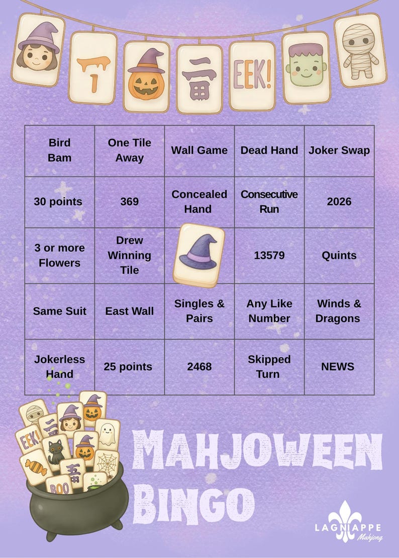 Puede incluir: Una tarjeta de juego Mahjoween Bingo sobre un fondo morado con una guirnalda de fichas de Halloween en la parte superior. La cuadr&iacute;cula contiene textos y una ficha con un sombrero de bruja. Un caldero con fichas de Mahjong est&aacute; abajo a la izquierda.