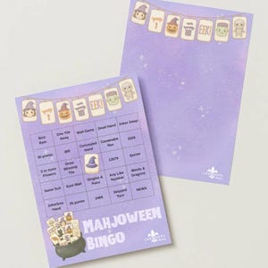 Puede incluir: Dos hojas rectangulares de papel morado claro con un juego de bingo de Mahjong con tem&aacute;tica de Halloween. La parte superior de cada hoja muestra una guirnalda con iconos de brujas, calabazas y monstruos. La cuadr&iacute;cula incluye etiquetas.