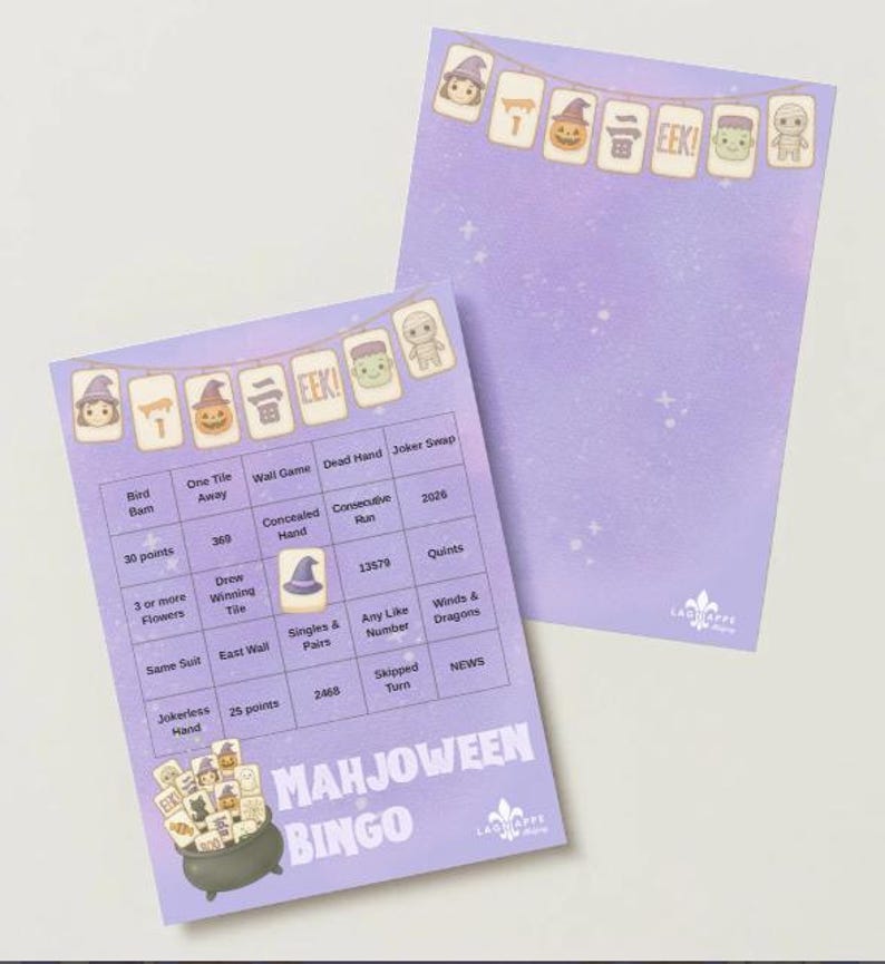 Puede incluir: Dos hojas rectangulares de papel morado claro con un juego de bingo de Mahjong con tem&aacute;tica de Halloween. La parte superior de cada hoja muestra una guirnalda con iconos de brujas, calabazas y monstruos. La cuadr&iacute;cula incluye etiquetas.