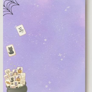 Puede incluir: Una hoja de papel de carta rectangular con un fondo de acuarela morado claro que presenta una telara&ntilde;a negra en la esquina superior izquierda. Un caldero gris en la parte inferior izquierda contiene fichas de mahjong con iconos de Halloween.