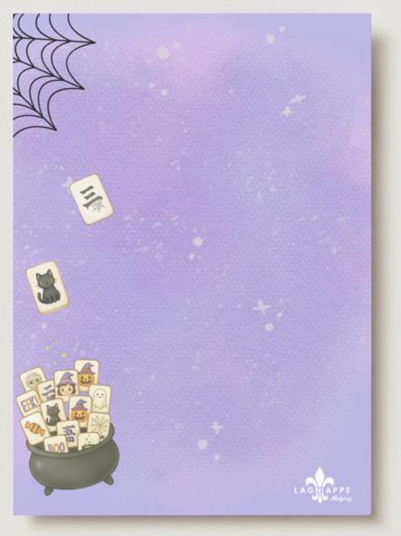 Puede incluir: Una hoja de papel de carta rectangular con un fondo de acuarela morado claro que presenta una telara&ntilde;a negra en la esquina superior izquierda. Un caldero gris en la parte inferior izquierda contiene fichas de mahjong con iconos de Halloween.
