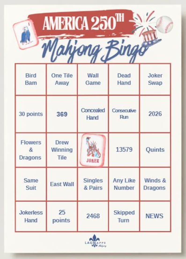 以下が含まれることがあります： America 250th Mahjong Bingoの白いゲームカード。赤いブラシストロークのヘッダー、野球ボール、花火、自由の女神の牌のイラストが描かれています。グリッドは5行5列で構成され、青い文字で様々な麻雀用語や数字が記載されています。