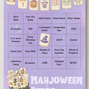 Puede incluir: Una tarjeta de juego de bingo Mahjoween de color morado con una cuadr&iacute;cula de tareas de Halloween con tem&aacute;tica de Mahjong, una guirnalda de iconos espeluznantes en la parte superior, un caldero con fichas abajo y el texto Mahjoween Bingo.