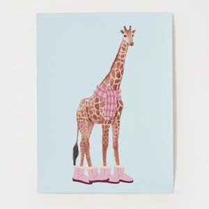 Op de afbeelding: Een grillige illustratie van een giraffe met een roze geruite sjaal en roze laarzen. De giraffe heeft bruine vlekken en staat tegen een lichtblauwe achtergrond. Het kunstwerk heeft een speelse en charmante uitstraling.