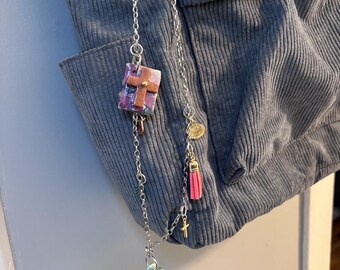 Accessorio per borsetta in argilla fatto a mano: ciondoli a forma di nappa, croce e angelo.