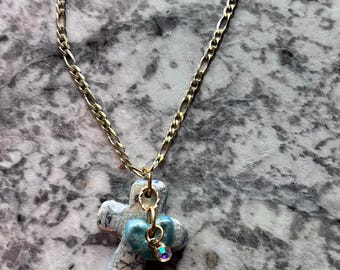 Collana con croce e ciondolo a forma di cuore, realizzata a mano in argilla polimerica.