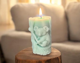 Candela a forma di koala, cera di paraffina, decorazione intagliata a forma di albero.