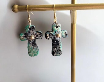 Orecchini a croce in argilla polimerica fatti a mano: nero, verde acqua, glitter oro
