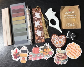 Caja de accesorios para amantes de los libros misteriosos: regalos de lectura, pegatinas, marcapáginas y más