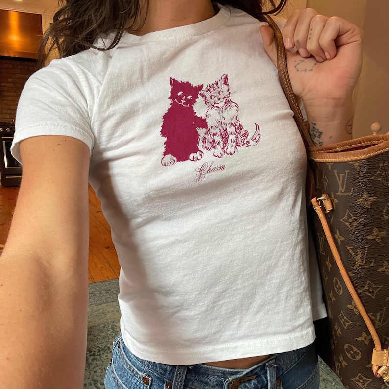 Y2K Clairo Charm Baby T-shirt - Clairo Merch, Indie Band T-shirt, Vintage Graphic T-shirt, Grafisk Musik T-shirt, Popgirl Baby T-shirt, Matchkonsert Outfit bild 1