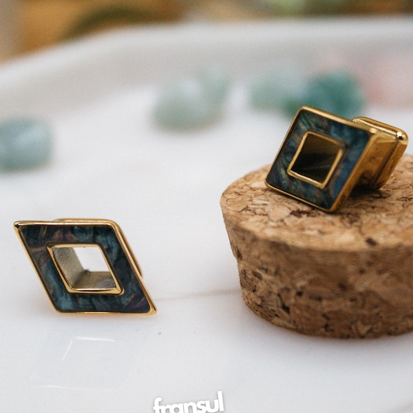 Alargadores de orelha geométricos em formato de diamante, para lóbulos de orelha alargados.