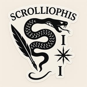 Peut inclure: Autocollant noir et blanc avec le mot "SCROLLIOPHIS" au-dessus d'un serpent stylisé, d'une plume, d'une étoile et de chiffres romains. Le serpent est enroulé, avec sa langue sortie. La plume est à gauche du serpent.