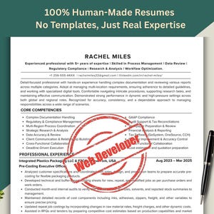 Op de afbeelding: Een cv met de tekst "100% Human-Made Resumes, No Templates, Just Real Expertise." Het cv bevat de naam "Rachel Miles" en details over haar ervaring, vaardigheden en kerncompetenties. Een stempel "Web Developer" staat op het cv.