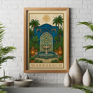 Könnte beinhalten: Gerahmter Kunstdruck, der eine marokkanische Szene mit einem Brunnen, Palmen und Laternen zeigt. Das Kunstwerk zeigt einen blauen Bogen, komplizierte Fliesenarbeiten und das Wort "Marrakech" unten. Der Druck wird an einer weißen Backsteinmauer ausgestellt.
