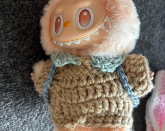 Labubu Kleidung: Hemd und Rucksack