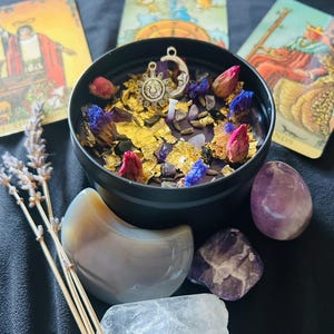 Candela con intenzione di luna e cristallo – Candela di soia stregata con ametista, lavanda e ciondoli