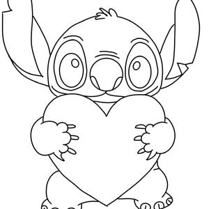 Puede incluir: Ilustración en blanco y negro del personaje de Disney Stitch sosteniendo un corazón. Stitch se representa con ojos grandes, orejas puntiagudas y una nariz pequeña. El corazón es un contorno simple, sostenido por las manos con garras de Stitch. Imagen de estilo de dibujos animados.