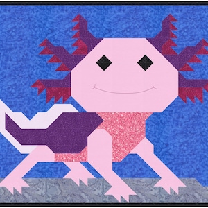 Peut inclure: Un axolotl rose et violet avec des yeux noirs et une bouche souriante. L'axolotl est sur un fond bleu.