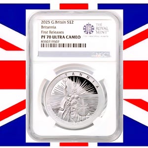 Peut inclure: Une pièce de monnaie en argent, présentée dans un étui transparent, avec l'inscription "Britannia" et "2025 G Britain S£2". La pièce est mise en valeur sur un fond du drapeau Union Jack. L'étui affiche également "PF 70 ULTRA CAMEO".