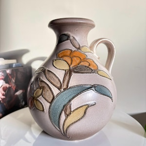 Vaso in ceramica vintage della Germania Ovest – 495-20, design floreale in rilievo anni &#39;70, arredamento moderno di metà secolo