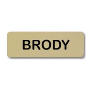Puede incluir: Una placa de identificación rectangular con acabado dorado metálico y esquinas redondeadas. El nombre BRODY está impreso en el centro con una fuente negra, negrita y sin remates. La placa tiene un diseño sencillo con una sombra suave.