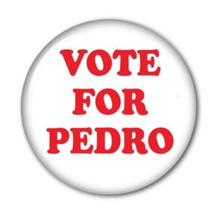 Könnte beinhalten: Ein weißer Button mit dem Text "VOTE FOR PEDRO" in fetter roter Schrift. Der Text ist mittig auf dem Button platziert, der einen leichten Schatteneffekt hat.
