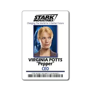 Peut inclure: Un badge d'identification rectangulaire Stark Industries avec un portrait de Virginia Pepper Potts. La carte affiche le texte Stark Industries, Changing The World For A Better Future, Virginia Potts, Pepper, CEO et Top Secret Security Clearance.