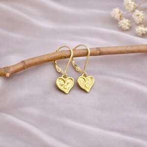 Dainty Heart Earring Gold Vermeil Heart Charm Leverback Earring Minimalist Jewelry Birthday Present Girlfriend Gift Daughter Idea CG199G afbeelding 6