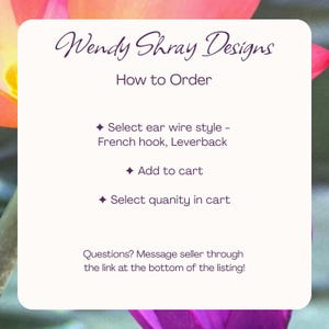 Op de afbeelding: Een witte kaart met de tekst "Wendy Shray Designs" en "How to Order". Instructies omvatten het selecteren van de oorhaakstijl, het toevoegen aan de winkelwagen en het selecteren van de hoeveelheid. De kaart staat tegen een vage bloemenachtergrond.