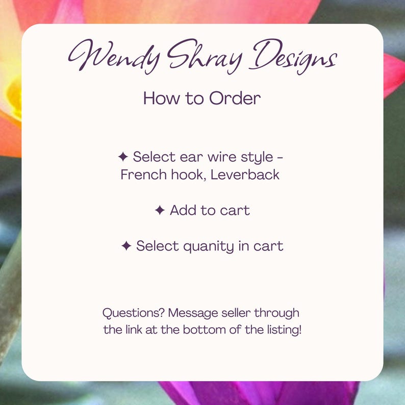 Op de afbeelding: Een witte kaart met de tekst "Wendy Shray Designs" en "How to Order". Instructies omvatten het selecteren van de oorhaakstijl, het toevoegen aan de winkelwagen en het selecteren van de hoeveelheid. De kaart staat tegen een vage bloemenachtergrond.