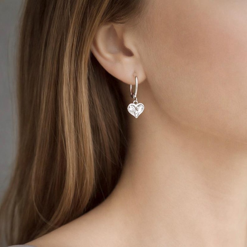 Pendiente pequeño en forma de corazón, plata de ley, colgante, joyería oxidada, diseño minimalista y delicado para uso diario, cierre de palanca, estilo femenino, sencillo CG199 imagen 1