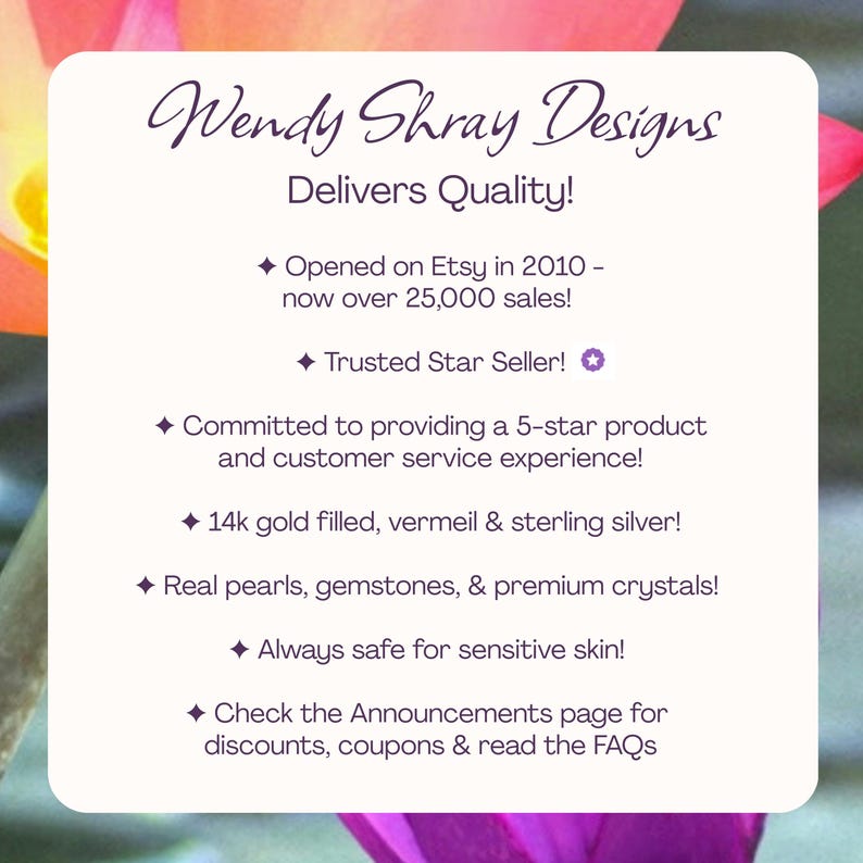 Puede incluir: Una tarjeta blanca con el texto "Wendy Shray Designs" y "Delivers Quality!" en una fuente cursiva. La tarjeta enumera caracter&iacute;sticas como "14k gold filled" y "Real pearls, gemstones, & premium crystals!"