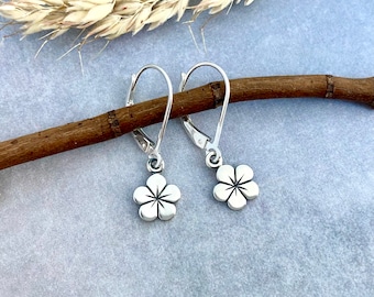Dainty flower earrings, Sterling silver lever back, tiny daisy flowers, dainty simple everyday, minimalist jewelry, daughter gift E544