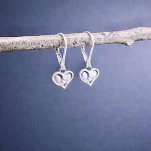 Pendiente pequeño en forma de corazón, plata de ley, colgante, joyería oxidada, diseño minimalista y delicado para uso diario, cierre de palanca, estilo femenino, sencillo CG199 imagen 3