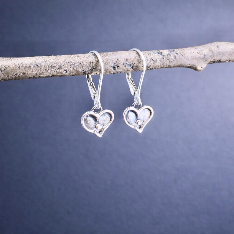 Pendiente pequeño en forma de corazón, plata de ley, colgante, joyería oxidada, diseño minimalista y delicado para uso diario, cierre de palanca, estilo femenino, sencillo CG199 imagen 3