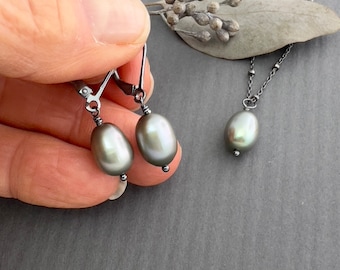 Single pearl pendant, satellite chain necklace, sage green freshwater pearl, oxidized silver station chain, necklace and earrings E407OS-N