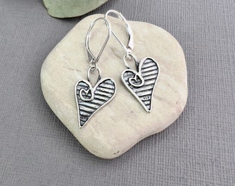 Pendientes colgantes de plata de ley con forma de corazón y cierre de palanca. Estilo artesanal, rústico, original y divertido. Joyería única para el día a día. Regalos de cumpleaños para ella. CG107