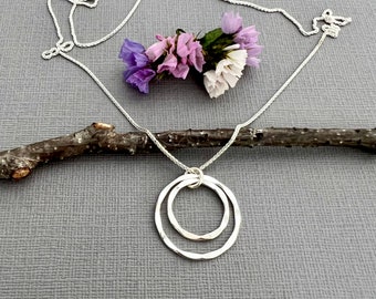 Collier deux cercles, maillons martelés en argent sterling, cercles de 14 mm et 21 mm, collier d'éternité, bijoux minimalistes, cadeaux pour maman E342