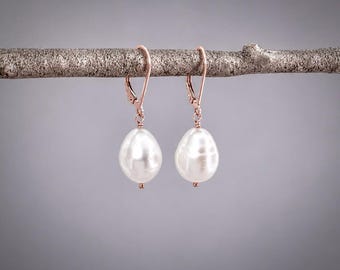 Pendientes colgantes de perlas blancas cremosas, grandes perlas en forma de lágrima con cierre de palanca rellenos de oro rosa de 14 k, joyería nupcial de oro rosa E673R