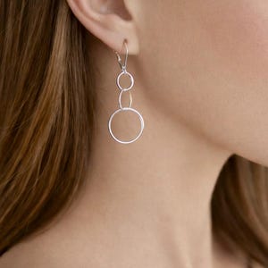 Sterling Silver Circle Dangle Earrings - Interconnected Graduated Circles - Minimalist Jewelry - Simple Modern Minimalist jewelry E168S-Lg