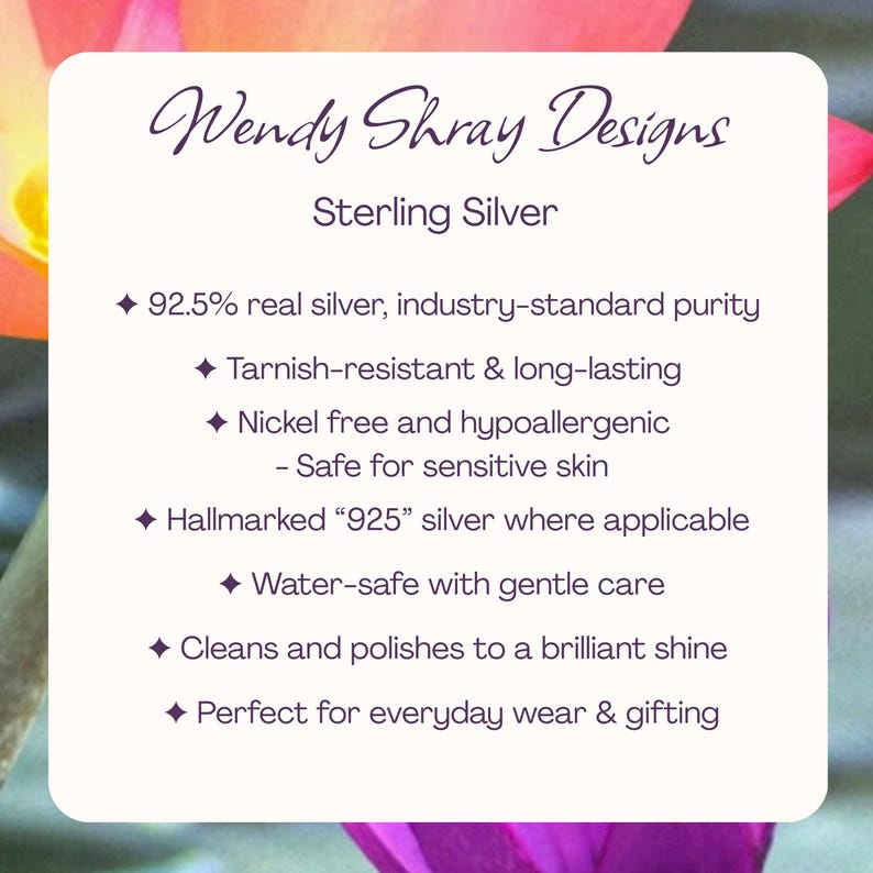 Puede incluir: Una tarjeta blanca con el texto "Wendy Shray Designs" y "Sterling Silver". La tarjeta enumera las caracter&iacute;sticas de la plata, incluyendo 92,5% de plata real, resistente al deslustre, sin n&iacute;quel, resistente al agua y apta para pieles sensibles.