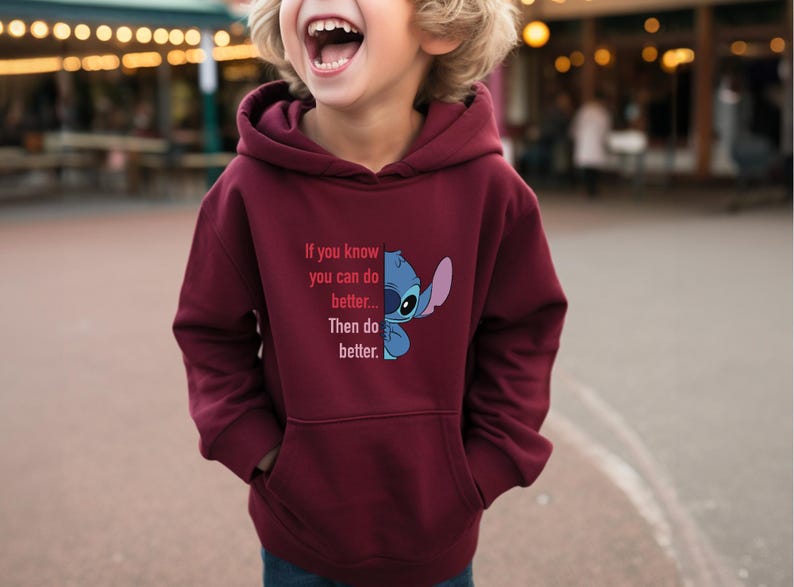 Puede incluir: Sudadera con capucha burdeos con bolsillo delantero y capucha. La sudadera con capucha presenta un gr&aacute;fico de Stitch de Lilo & Stitch, junto con el texto "If you know you can do better... Then do better."