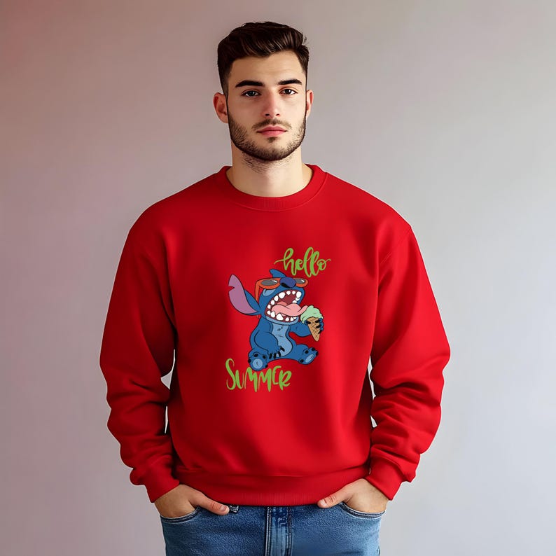 Puede incluir: Una sudadera roja con un dise&ntilde;o de personaje de dibujos animados azul. El personaje lleva gafas de sol y sostiene un helado. Las palabras "hello summer" est&aacute;n escritas en verde. La sudadera es de color rojo liso.