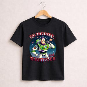 Puede incluir: Juego de tres tazas de cer&aacute;mica con acabado mate moteado. Las tazas son de color crema, gris claro y gris oscuro. Cada taza tiene un dise&ntilde;o simple y minimalista.