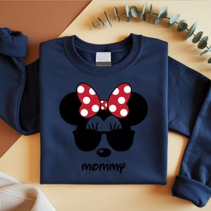 Może przedstawiać: Granatowa bluza z nadrukiem Myszki Minnie w okularach przeciwsłonecznych i czerwoną kokardą w białe grochy. Słowo "mommy" jest wydrukowane poniżej. Codzienna g&oacute;ra.