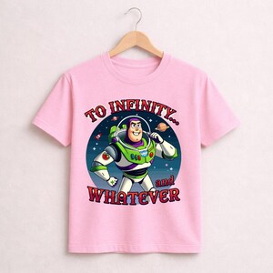 Puede incluir: Una taza de cer&aacute;mica blanca con un asa negra y el texto "But First, Coffee" en negrita negra. La taza est&aacute; sobre un fondo borroso. La taza mide aproximadamente 10 cm de altura.