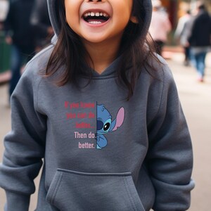 Puede incluir: Una taza de cer&aacute;mica blanca con un asa negra y el texto "But First, Coffee" en un estilo manuscrito. La taza est&aacute; sobre una superficie blanca. La taza mide aproximadamente 10 cm de alto.