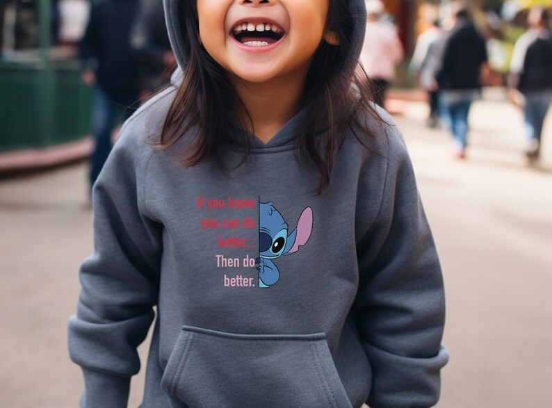 Puede incluir: Una taza de cer&aacute;mica blanca con un asa negra y el texto "But First, Coffee" en un estilo manuscrito. La taza est&aacute; sobre una superficie blanca. La taza mide aproximadamente 10 cm de alto.