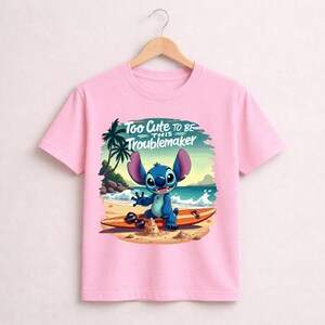 Stitch shirt cute design, Lilo Stitch tee beach scene, Disney Stitch tshirt summer, cute troublemaker stitch shirt immagine 4